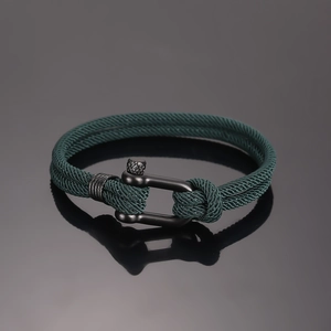 Dunkelgrünes geflochtenes Armband mit schwarzem U-förmigem Edelstahl-Verschluss