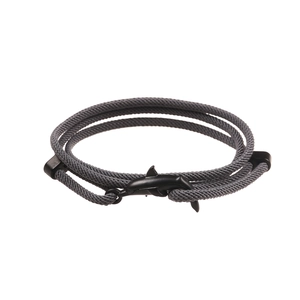 Dettaglio del bracciale a triplo intreccio grigio con chiusura a forma di delfino nero