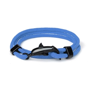 Dettaglio del bracciale in corda blu intrecciata con ciondolo delfino nero opaco marino