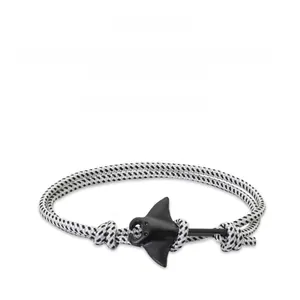 Détail du bracelet en corde tressée à deux fils avec breloque raie manta noir mat