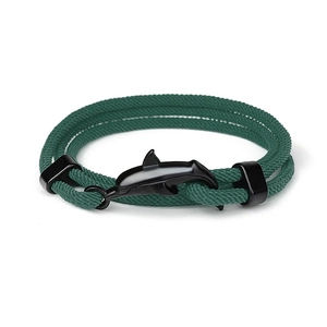 Dettaglio del bracciale in corda intrecciata verde scuro con chiusura a delfino