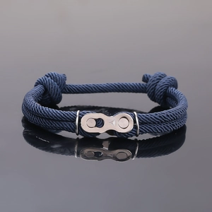 Bracelet minimaliste en corde tressée bleu marine avec maillon métallique argenté