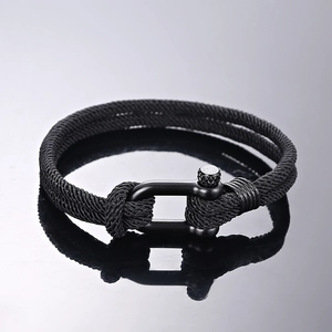 Detail eines schwarzen nautischen Segeltau-Armbands mit mattschwarzer U-Schraubschließe