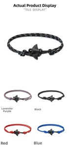 Détail de divers bracelets tissés avec des fermoirs noirs en forme de raie manta