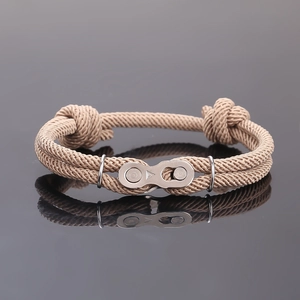 Bracelet tressé kaki minimaliste avec un fermoir magnétique style chaîne en métal