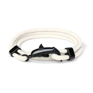 Dettaglio del bracciale in corda intrecciata bianca con chiusura in metallo nero a delfino