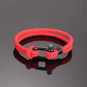 Detailaufnahme des rot geflochtenen Nylonarmbands mit mattem schwarzem Stahlverschluss