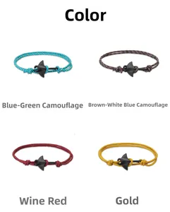 Détail de quatre bracelets en nylon tressé avec pendentif raie en diverses couleurs