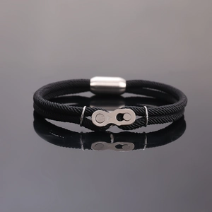 Détail du bracelet tressé à double cordon avec maillon argenté et fermoir magnétique robuste