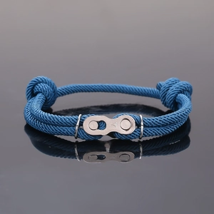 Bracelet en corde tressée bleue avec boucle rapide de style chaîne sur surface réfléchissante