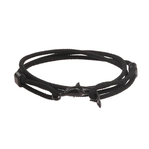 Dettaglio del bracciale in corda nera intrecciata multistrato con gancio a delfino