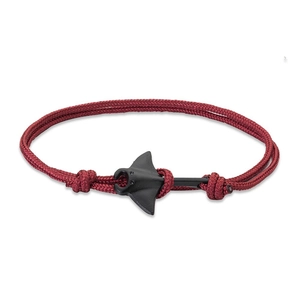 Gros plan sur bracelet en nylon tressé rouge foncé avec breloque raie manta en métal noir mat