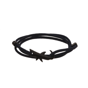 Dettaglio del bracciale in corda intrecciata blu navy con ciondolo a squalo nero opaco