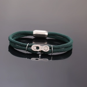 Détail du bracelet tressé vert foncé avec fermoir en acier style chaîne de vélo