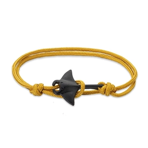 Bracelet tressé en nylon jaune avec un pendentif raie manta en métal noir mat élégant