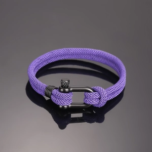 Nahaufnahme von lila geflochtenem Nylon-Armband mit mattschwarzem Metall-U-Verschluss