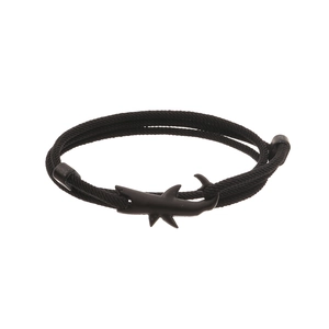 Dettaglio macro del bracciale minimalista con gancio a squalo e corda nera intrecciata