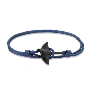 Bracelet tressé en nylon bleu marine avec fermoir en forme de raie manta noire mate