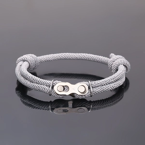 Détail macro du bracelet tressé gris industriel avec boucle à maillons métalliques
