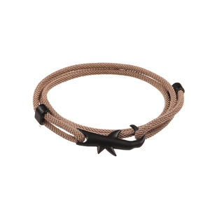 Dettaglio del bracciale in corda marrone con chiusura in metallo nero a forma di squalo