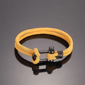 Detailansicht eines gelben Segelseil Armbands mit schwarzer matter U-Form Metallschließe