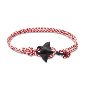 Bracelet en cordon milanais tressé rouge et blanc avec pendentif raie manta noire