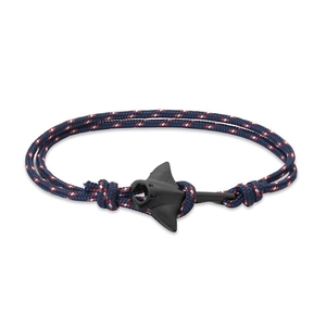 Détail macro du bracelet nautique tressé avec breloque raie manta en métal noir mat