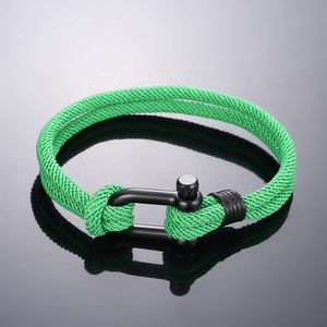 Nahaufnahme vom grünen Nylon-Armband mit schwarzer matter Hufeisenschnalle aus Metall