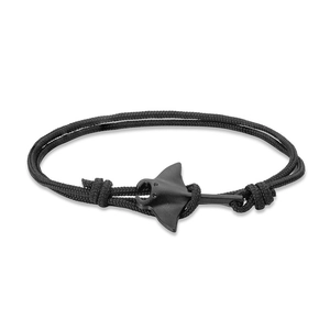 Bracelet minimaliste en corde tressée noire avec pendentif raie en métal noir mat