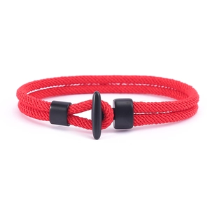 Rotes geflochtenes Armband mit schwarzem T-Verschluss im minimalistischen nautischen Stil