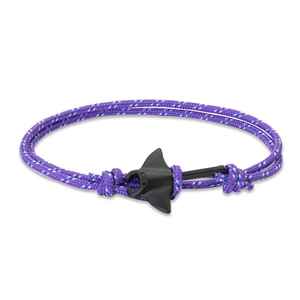 Vue détaillée d'un bracelet en fibre tisseé avec un charmant pendentif raie manta noir