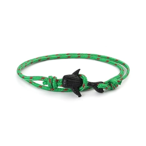 Détail du bracelet tressé série océan avec breloque requin-baleine et corde verte