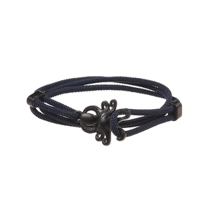 Dettaglio macro del bracciale in corda intrecciata blu scuro con chiusura a polpo nero
