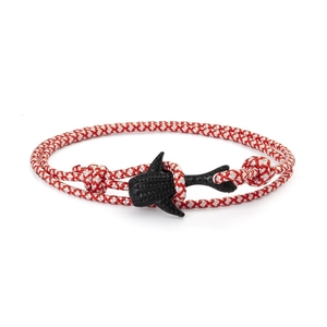 Détail du cordon en nylon tressé rouge et blanc avec fermoir requin-baleine noir mat