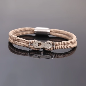 Détail du bracelet double tour en corde tressée kaki avec fermoir chaîne industrielle