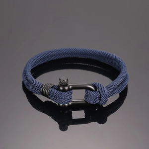 Detail eines dunkelblauen geflochtenen Armbands mit schwarzer U-förmiger Metallschließe