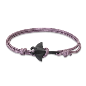 Détail du bracelet en cordon tressé lavande avec un pendentif en forme de raie manta noire