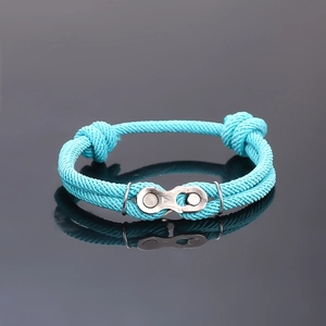 Détail du bracelet en corde tressée sarcelle avec fermoir métallique poli argenté