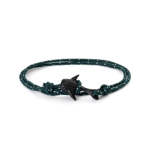 Détail macro du bracelet en paracorde vert foncé avec fermoir baleine en métal noir