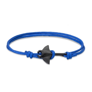 Détail du bracelet en cordon tressé bleu avec charme de raie manta noir mat