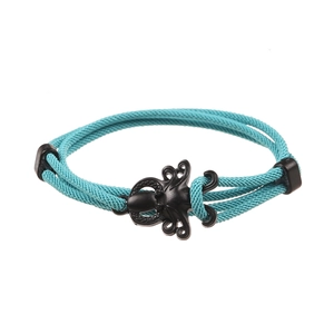 Dettaglio di un braccialetto in corda blu con ciondolo a forma di polpo in metallo nero