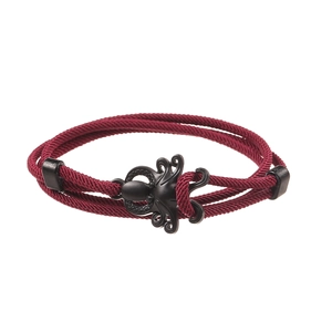 Macro della fibbia metallica a polpo e del cordino intrecciato bordeaux su questo bracciale
