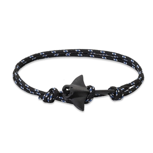 Gros plan d'un bracelet tressé style océan avec fermoir raie manta noir mat