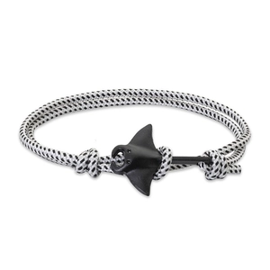 Détail du bracelet en cordon tressé noir et blanc avec breloque raie manta noir mat