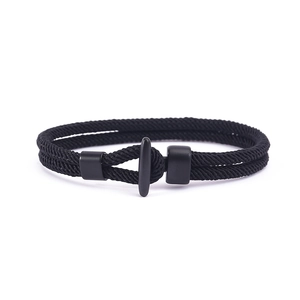 Nahaufnahme von schwarzem geflochtenem Armband mit mattem Metall T-Verschluss für Damen