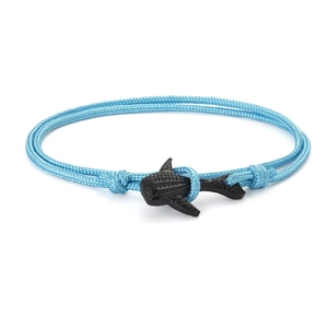Bracelet cordon tressé bleu ciel avec breloque requin-baleine noire ajustable