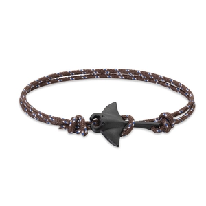 Détail du bracelet tressé à double brin avec pendentif raie noire mate d'océan