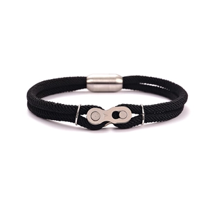 Bracelet noir en corde tressée avec maillon de chaîne en acier et fermoir aimanté