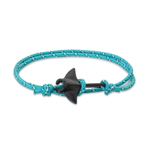 Vue macro du bracelet en corde de Milan turquoise avec breloque raie manta noir mat