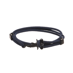 Dettaglio del bracciale in corda intrecciata blu scuro con pendente a squalo nero